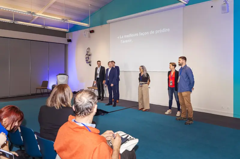 Speakers applauded on stage at INDEPENDANCE DAY 2